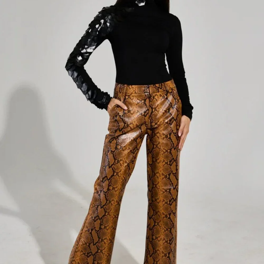 AKIRA NASTASIA SCALE TOP, BLACK SIZE LARGE - Picture 2 of 7